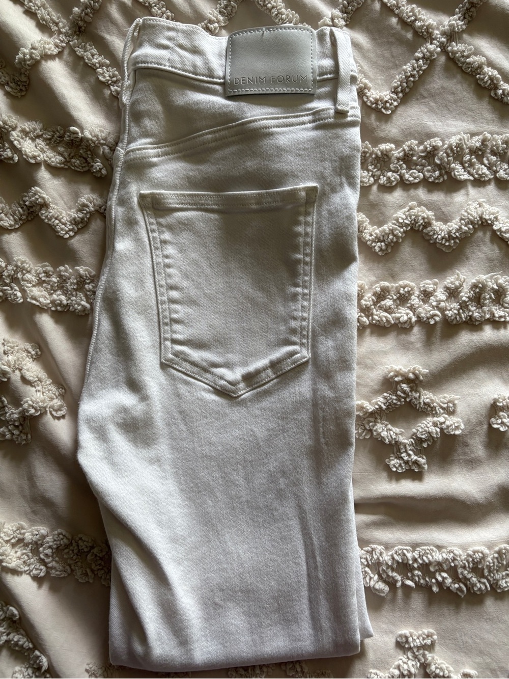 Denim Forum White Skinny Jeans with Back Pocket Detail
